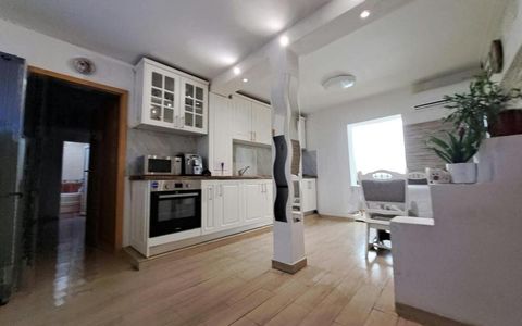 Apartament cu 3 camere - Zona Lipovei