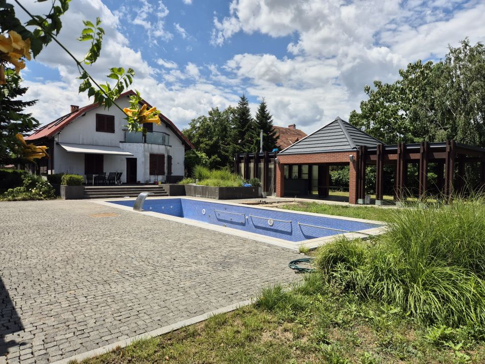 Proprietate exclusivistă cu 7.000 mp teren, piscină și multiple spații adiacente – fotografia 7 din 34