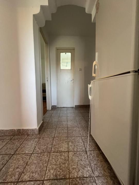 Vanzare 2 camere curat liber decomandat et 3 central Gaesti – fotografia 13 din 16