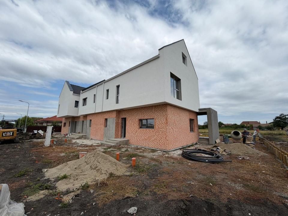Triplex in Sacalaz | Finisaje premium | 3 camere | Asfalt | 2 terase – fotografia 1 din 13