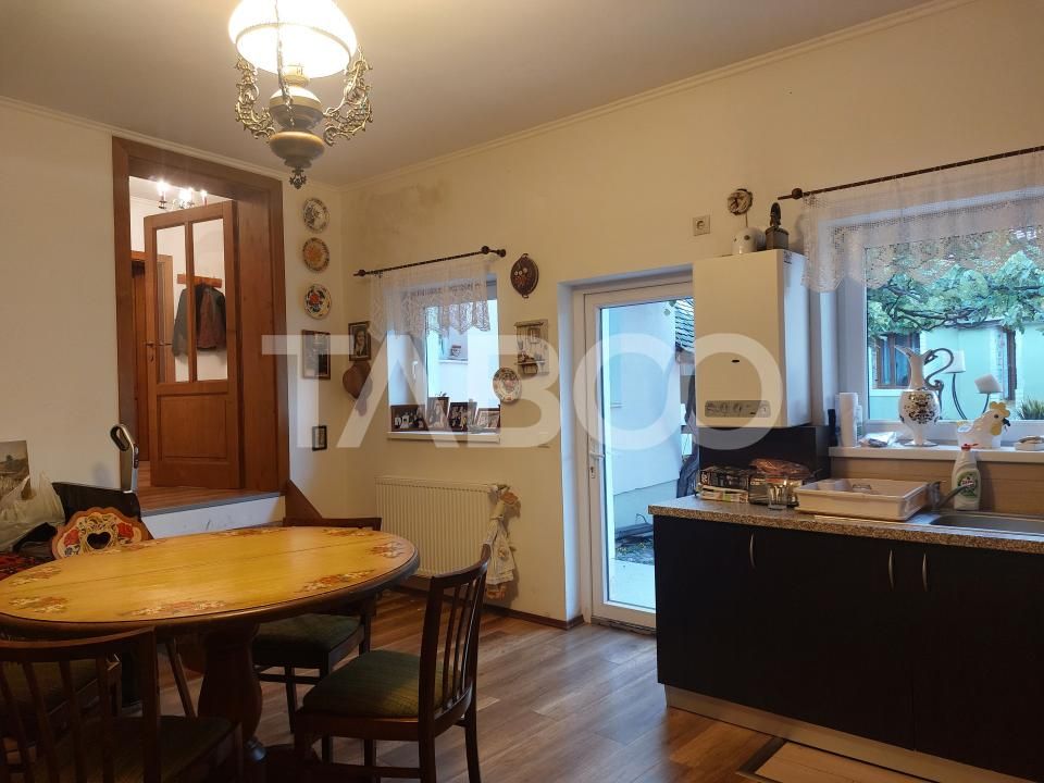Casa 45 mp 1 dormitor bucatarie baie hol loc parcare in curte Sadu – fotografia 2 din 12