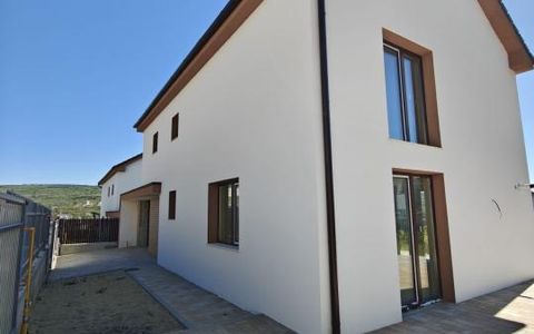 Casă cu garaj de vânzare – Chinteni, zonă liniștită