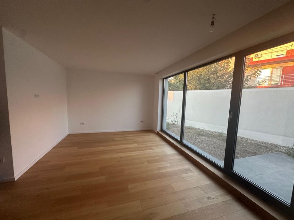 Vilă de vânzare pe malul lacului | in zona Mamaia Nord | 0% Comision – fotografia 2 din 23
