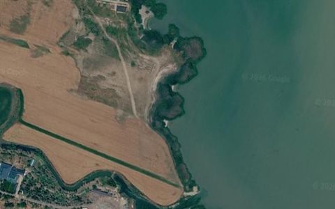 Teren intravilan de vanzare pe malul Lacului - sat. Nuntasi