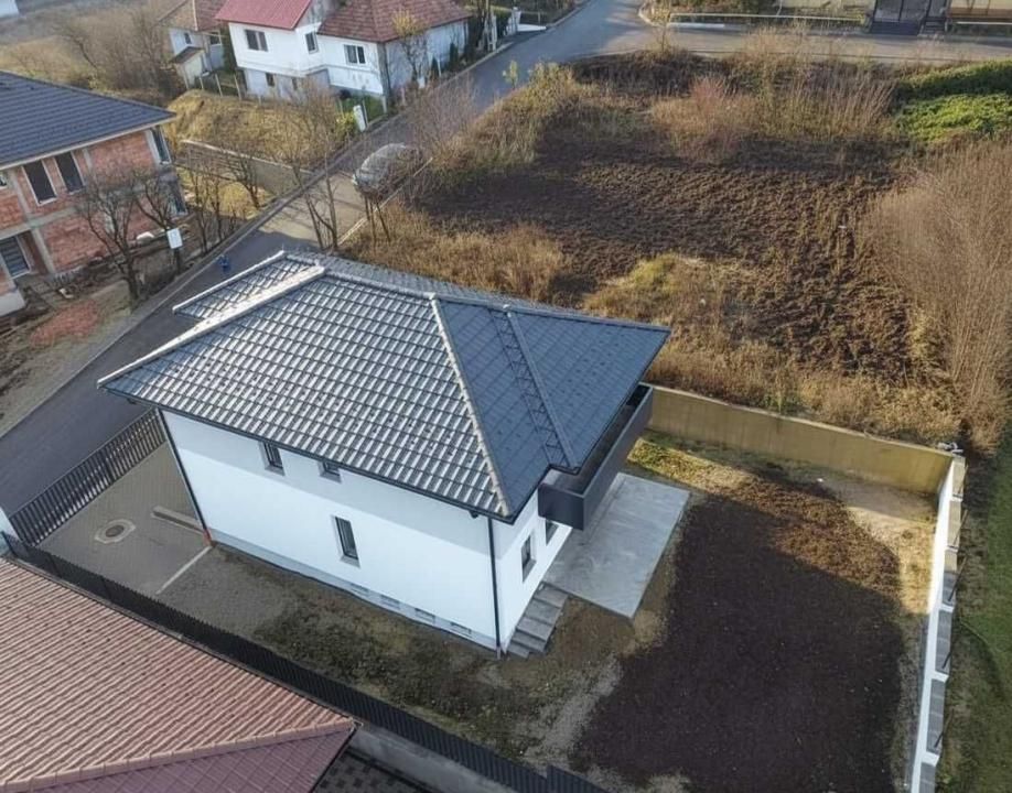 Casă nouă, modernă și spațioasă în centru Dezmir 203 mp cu garaj – fotografia 3 din 8