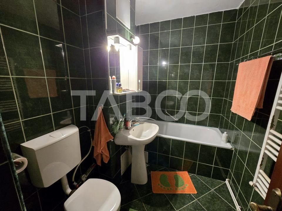 Apartament 3 camere decomandat 72 mpu 2 bai pivnita Vasile Aaron Sibiu – fotografia 6 din 12