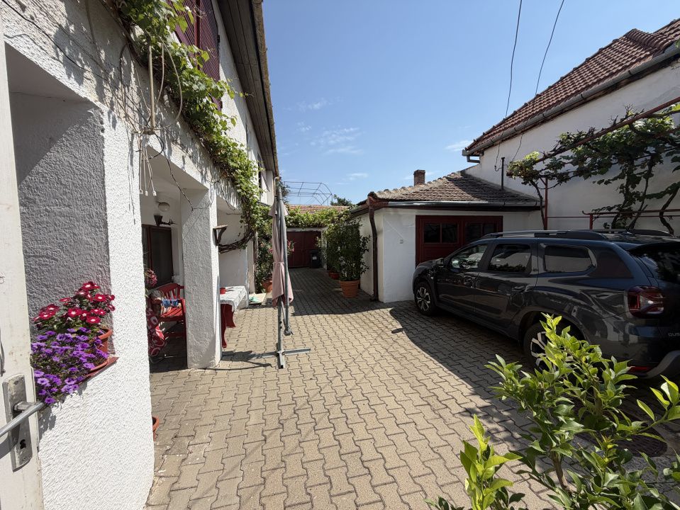Sebeș Centru – Casă cu suflet 7 Camere 700 mp Teren 2 Garaje Curte Gradină – fotografia 19 din 37