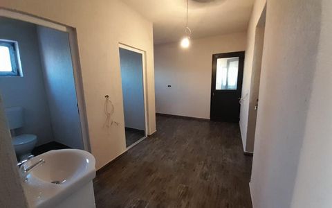 Hala cu 600 mp utili, 4 incaperi de birouri - Mehala