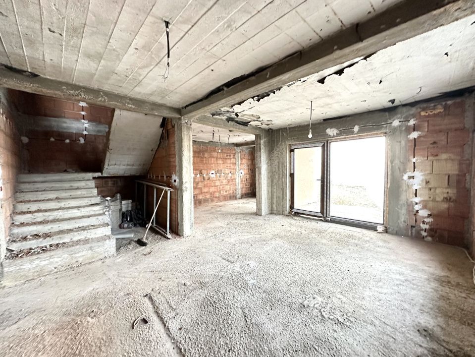 Duplex la roșu cu 5 camere, 127 mp utili 305 mp teren - Dumbravita – fotografia 1 din 12