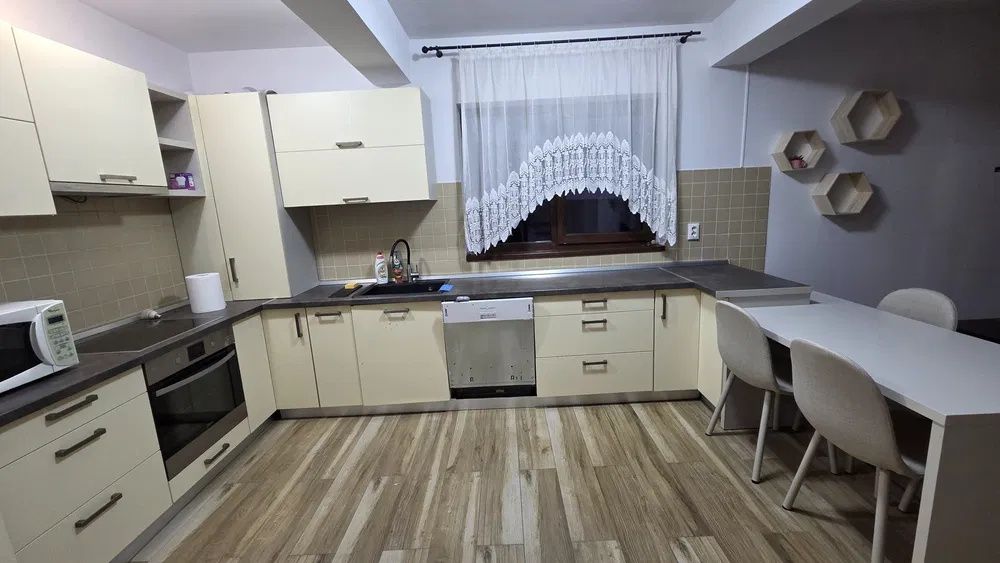 CASĂ DE ÎNCHIRIAT CU 5 CAMERE, 3 BĂI ȘI TERASĂ – COMPLET MOBILATĂ ȘI UTILATĂ – fotografia 3 din 8