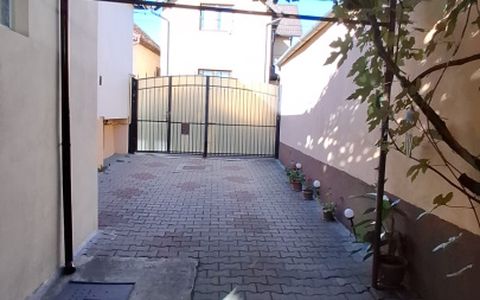 Casă individuală cu demisol + parter • 130 mp utili • Curte 237 mp • Garaj.