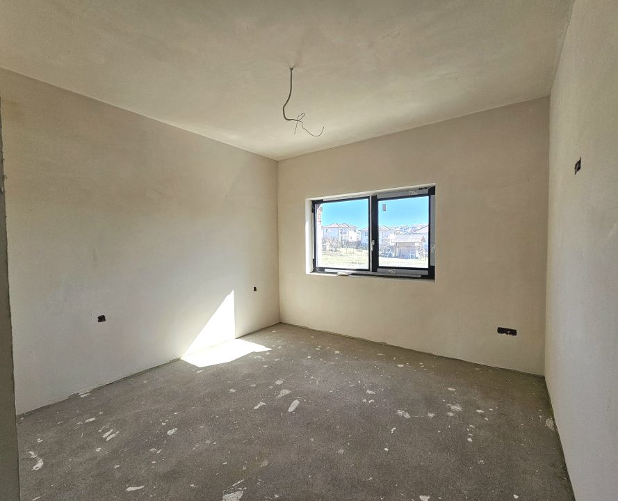 Locuinta moderna cu design cubic si curte plana in Dezmir – fotografia 14 din 16