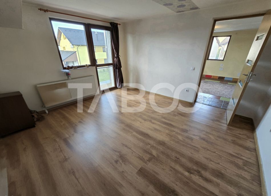 Casa de vanzare cu 6 camere 2 parcari curte libera 200 mp in Selimbar – fotografia 12 din 24