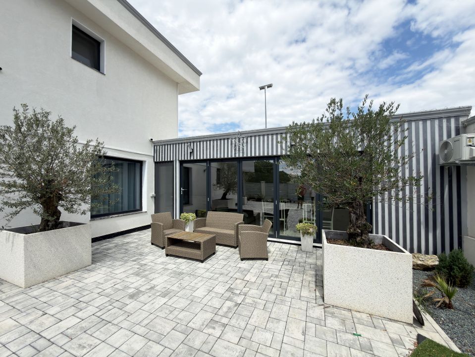 Cumpăna -Vilă nouă P+1 cu 4 camere-Complet mobilată și utilată-Design modern – fotografia 19 din 20