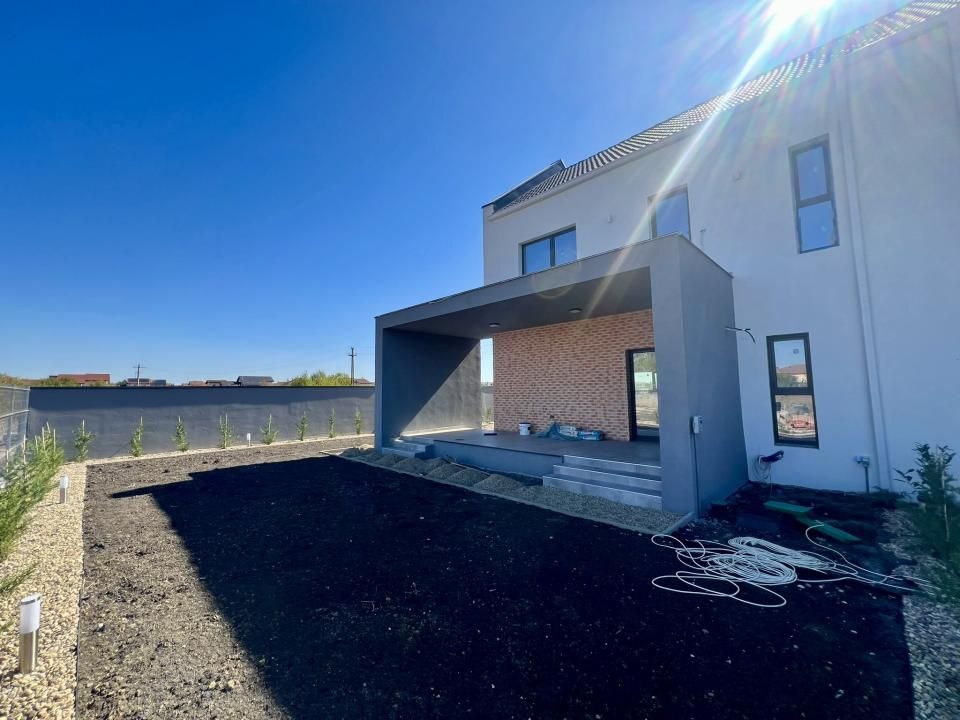 Triplex modern, 4 camere, 103 mp utili, 316 mp teren - Zona Sacalaz – fotografia 1 din 12