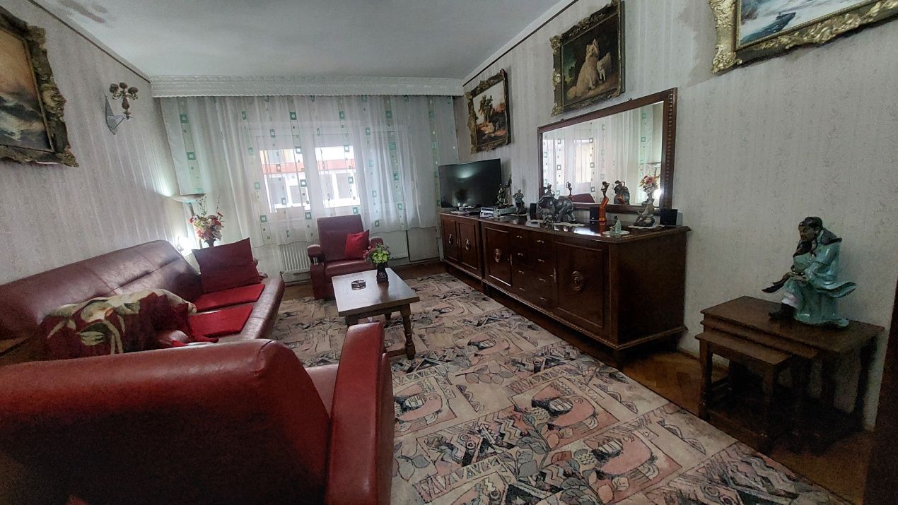 Apartament 3 camere Decomandate 76 mp parter inalt cu 2 Bai Balcon CETATE Piata – fotografia 3 din 9