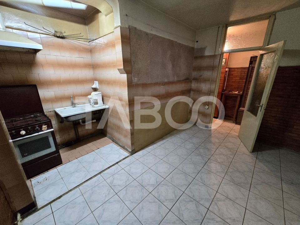 Apartament decomandat 4 camere 4 balcoane 2 bai etaj 1 Central Sibiu – fotografia 19 din 22