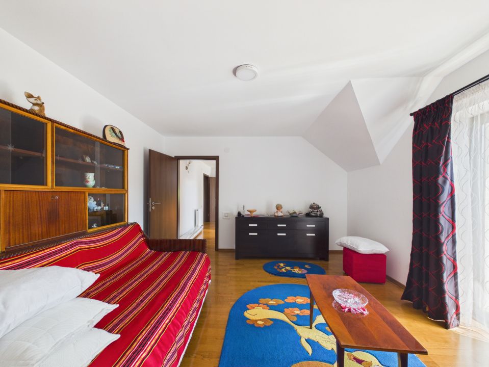 Casa cu priveliste de vis si potential turistic de pensiune in zona Bran – fotografia 32 din 46