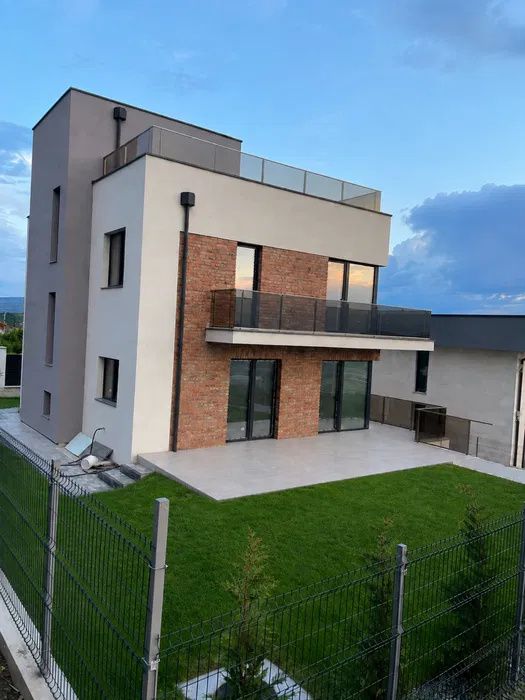 Casa moderna, 214 mp, 5 camere-Dezmir – fotografia 1 din 4