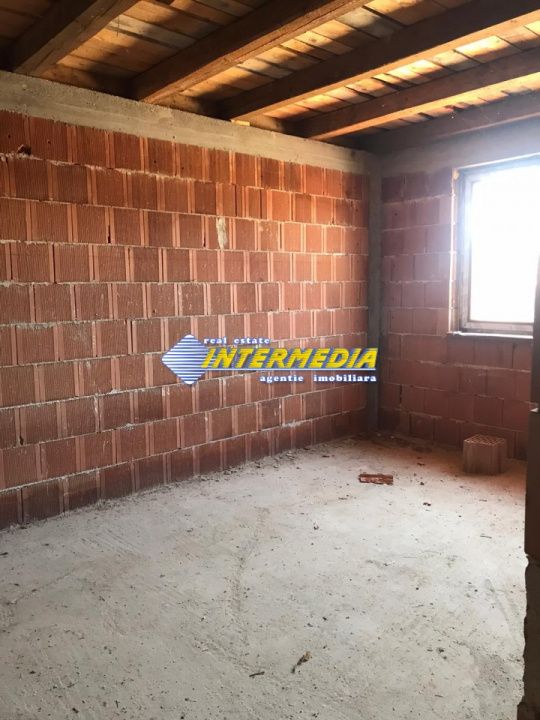 De vanzare Casa P+E+M cu 800 mp. teren,  semifinisata, in Paclisa, cu utilitati – fotografia 2 din 11