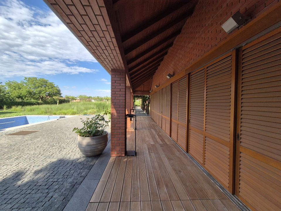 Proprietate exclusivistă cu 7.000 mp teren, piscină și multiple spații adiacente – fotografia 19 din 34