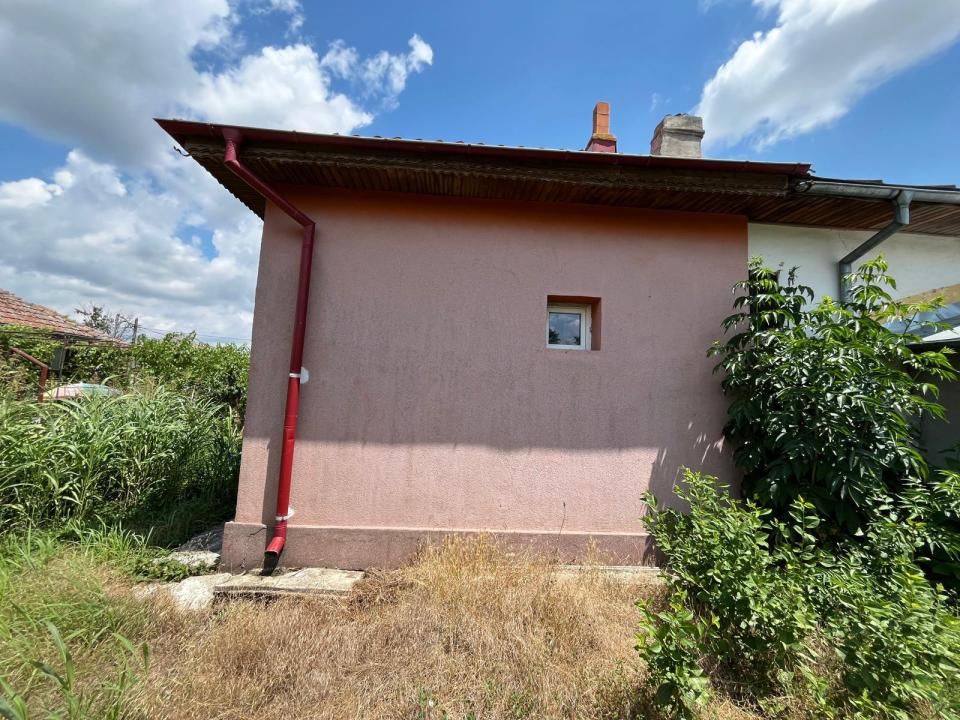 Casă în centrul comunei Corbii Mari, ideală pentru birouri, cabinet sau locuit – fotografia 13 din 14