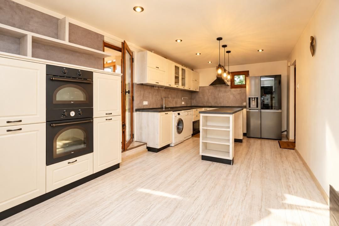 Vilă 8 Camere | 428 MP | Teren 703 MP | 4 Garaje | Voluntari – fotografia 8 din 27