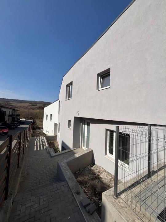 Casă cuplată modernă, 160 mp utili, semifinisată, curte amenajată – fotografia 3 din 17
