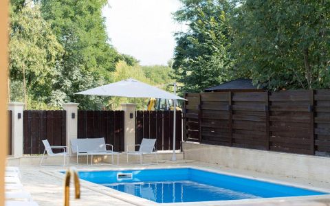 Casă superfinisată, complet mobilată, cu piscină încălzită – 5 camere, 5 băi