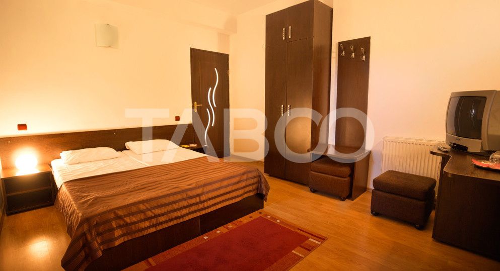Pensiune 13 camere 16 bai sauna piscina si teren 1565 mp Cisnadioara – fotografia 3 din 42
