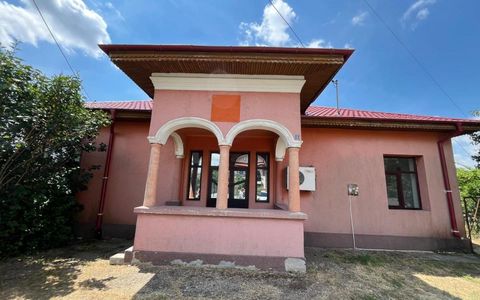 Casă în centrul comunei Corbii Mari, ideală pentru birouri, cabinet sau locuit