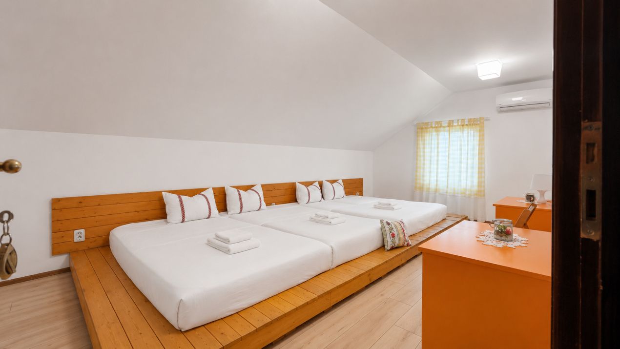 Pensiune turistică de vânzare in Corbu | 7 camere | Teren 1000mp – fotografia 3 din 15