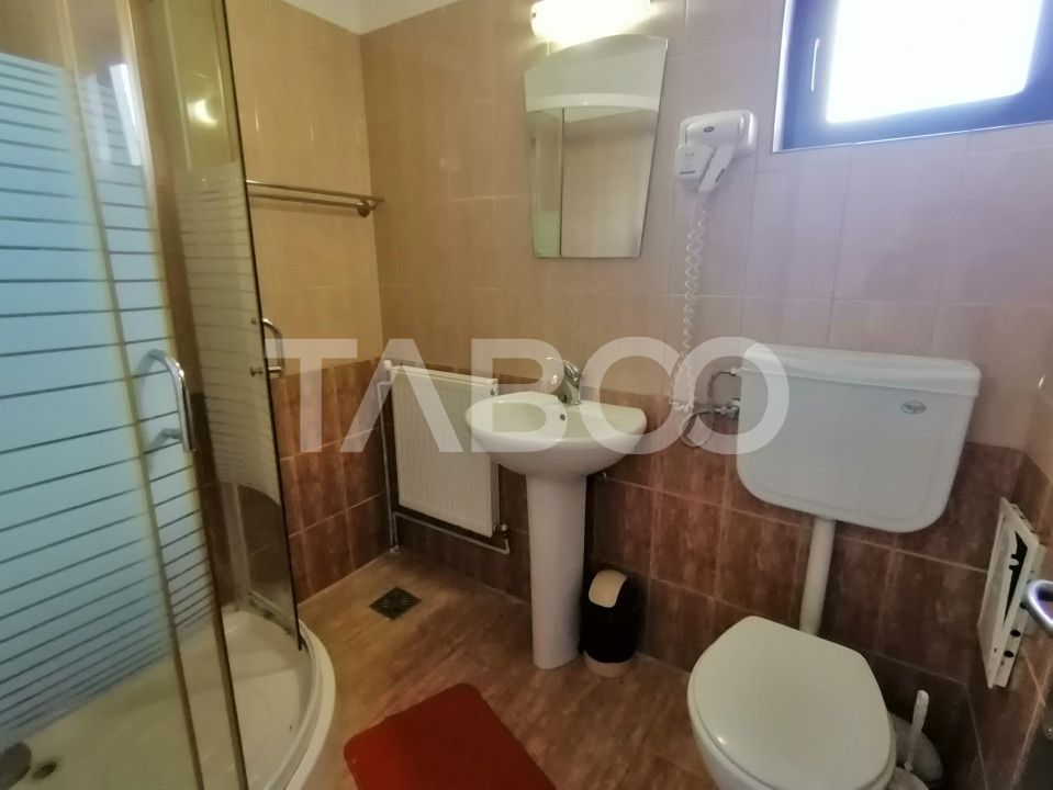 Pensiune 13 camere 16 bai sauna piscina si teren 1565 mp Cisnadioara – fotografia 11 din 42