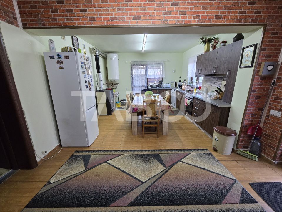 Casa de vanzare cu 6 camere 2 parcari curte libera 200 mp in Selimbar – fotografia 8 din 24
