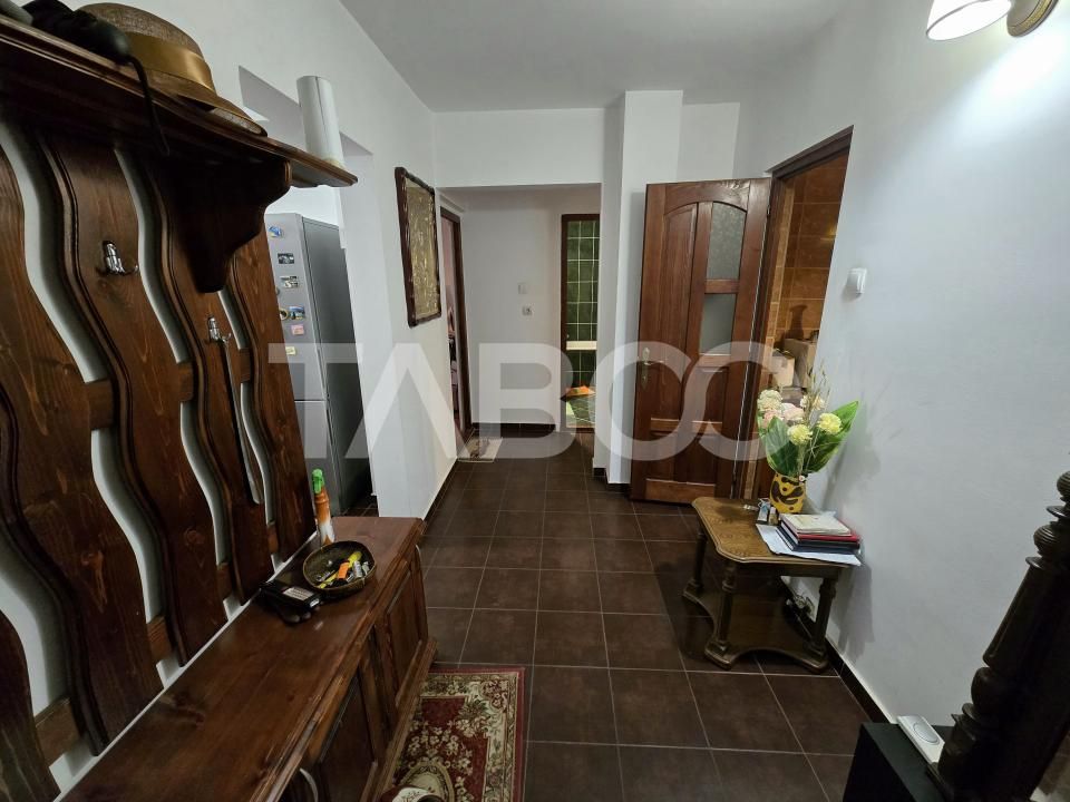 Apartament 3 camere decomandat 72 mpu 2 bai pivnita Vasile Aaron Sibiu – fotografia 8 din 12
