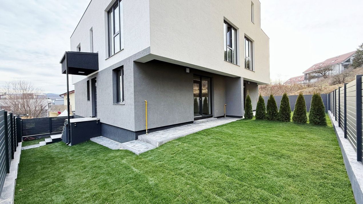 Casa exclusivista cu terasa si vedere panoramica – fotografia 3 din 27
