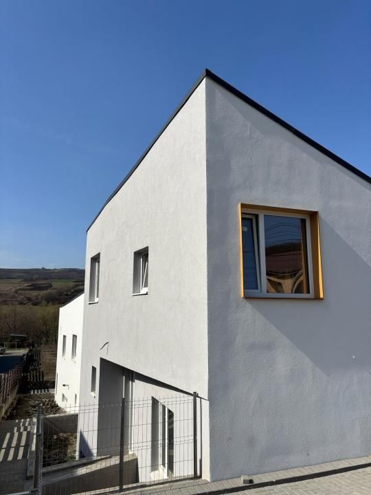 Casă cuplată modernă, 160 mp utili, semifinisată, curte amenajată – fotografia 2 din 17