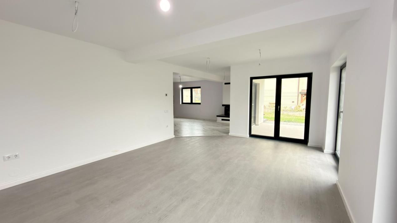 Casa individuala cu priveliste spre munte – fotografia 1 din 25