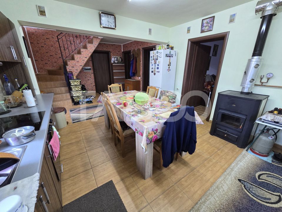 Casa de vanzare cu 6 camere 2 parcari curte libera 200 mp in Selimbar – fotografia 18 din 24