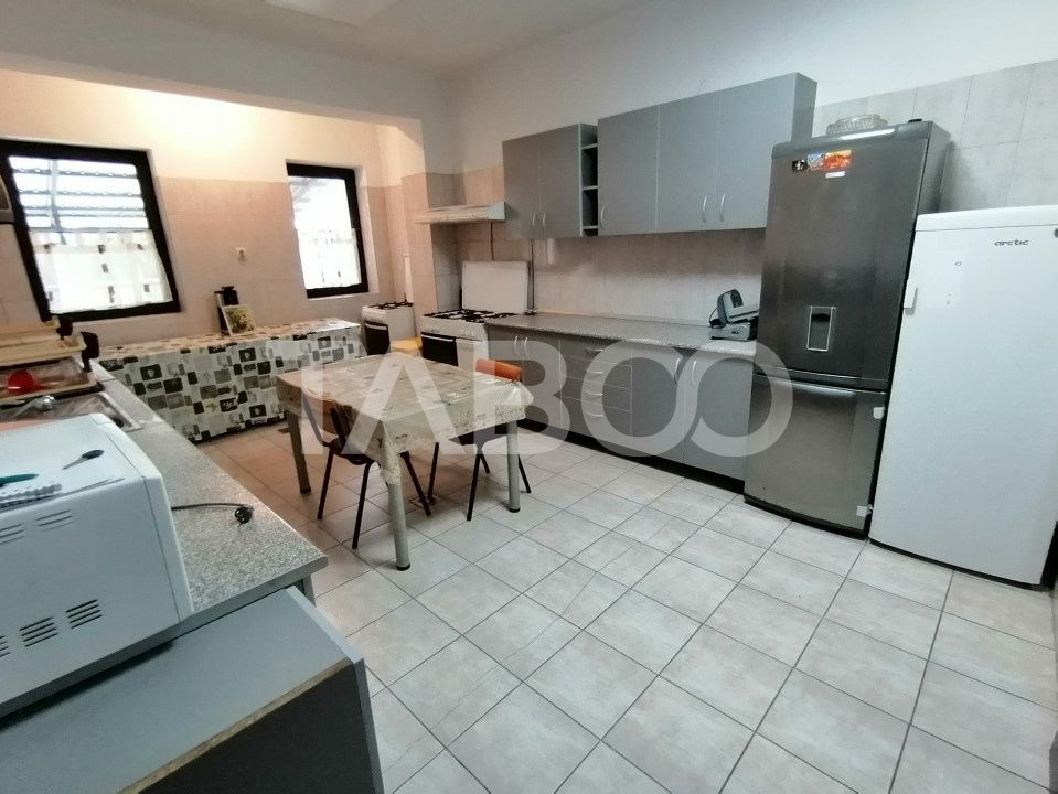 Pensiune 13 camere 16 bai sauna piscina si teren 1565 mp Cisnadioara – fotografia 23 din 42
