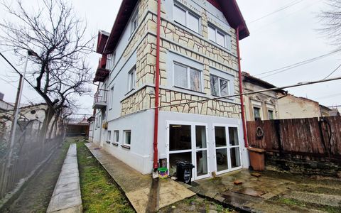 Casa cu o curte comuna  in piata 1848