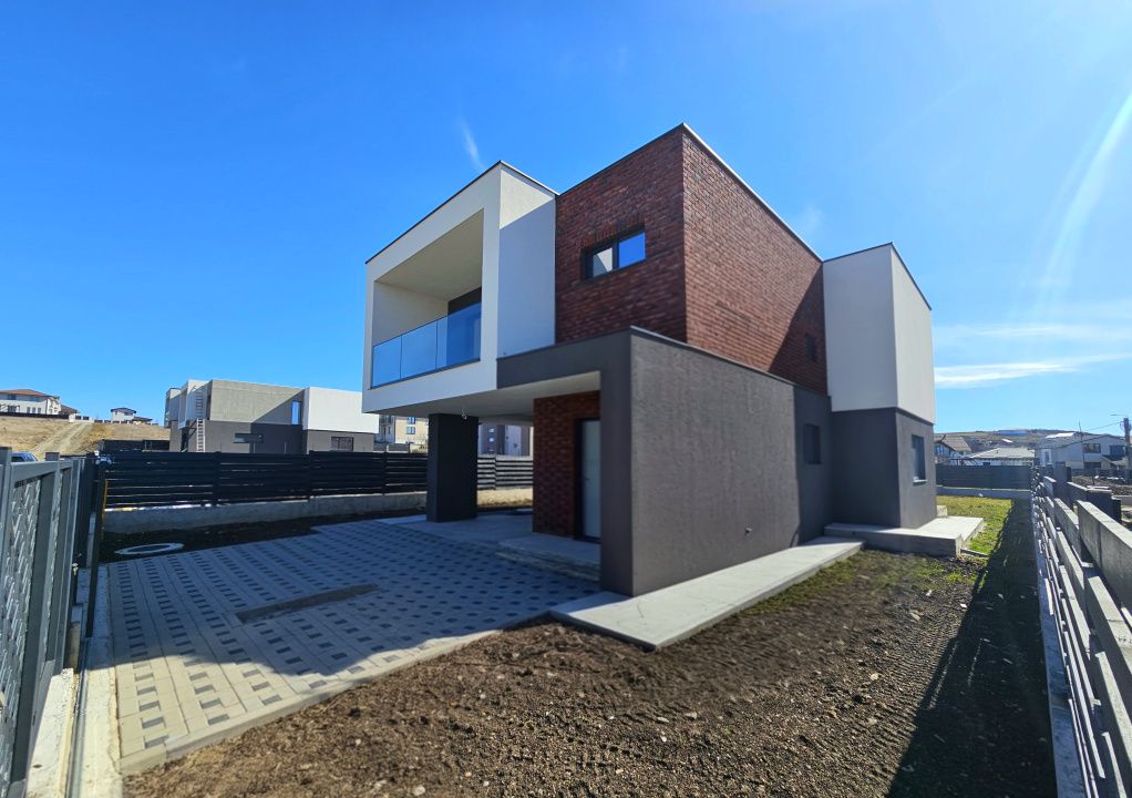 Locuinta moderna cu design cubic si curte plana in Dezmir – fotografia 3 din 16