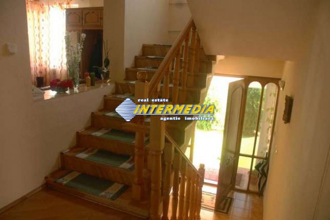 Casa superba de vanzare cu 8 camere in Alba Iulia zona Centrala – fotografia 4 din 13