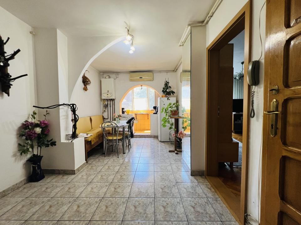 Apartament 3 camere, etaj 3, boxa - zona Torontalului – fotografia 3 din 14