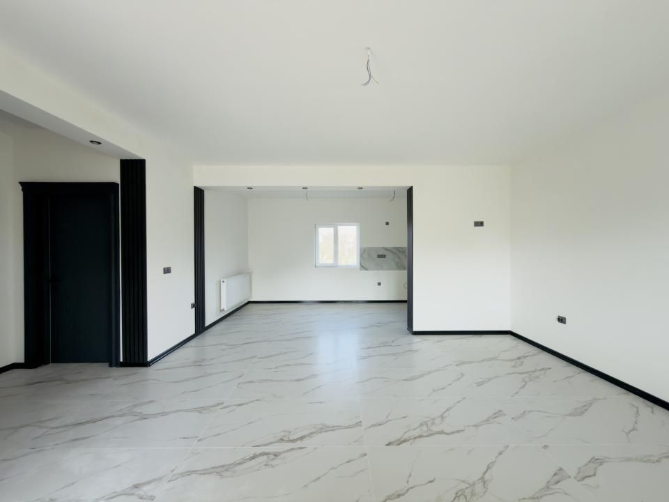 Duplex despartit prin camera tehnica, 3 camere - Beregsau Mare – fotografia 1 din 21