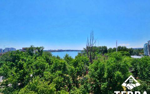 Plaja la un pas. Lacul la fereastră. Acasă începe aici.