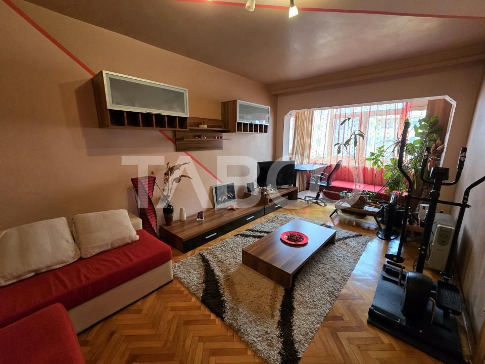 Apartament decomandat de vanzare etaj intermediar lift Vasile Aaron – fotografia 1 din 10
