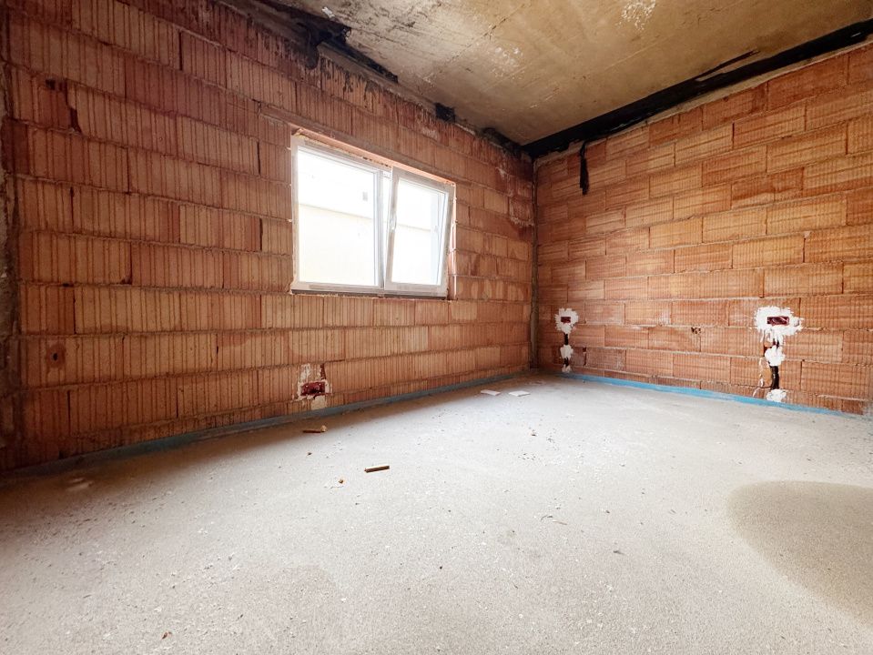 Duplex despartit prin camera tehnica, 121mp utili si 350mp teren - Urseni – fotografia 11 din 29
