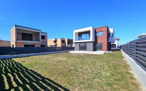 Locuinta moderna cu design cubic si curte plana in Dezmir