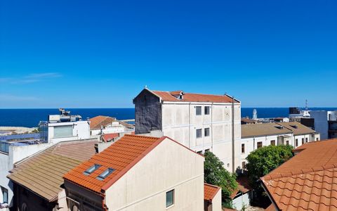 De închiriat Apartament de 3 Camere, Vedere la Mare, în Centru, 180mp utili.